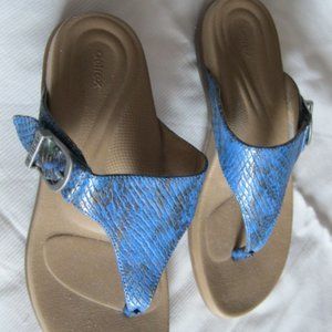Turqoise Leather Thongs with  buckle   Aetrex   size   36 -   size 6.5